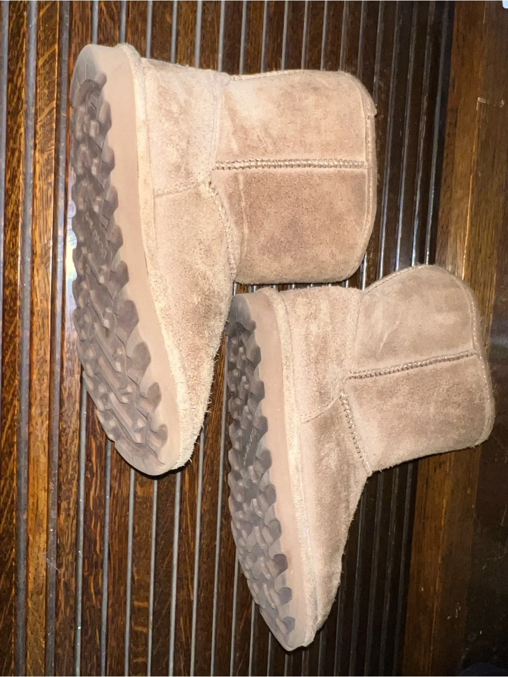 BearPaw suede cushioning pull
